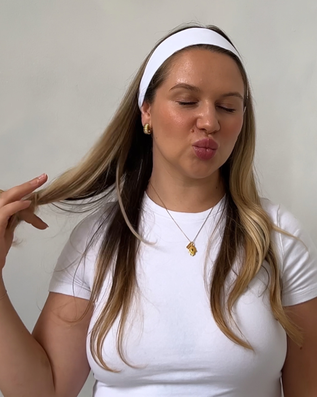 Neutral satin-lined headband for autumn outfit styling
